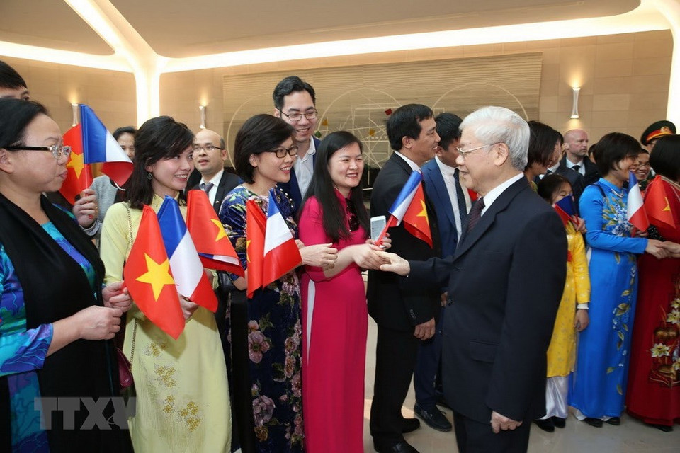 Les ​cadres de l'ambassade ​du Vietnam, ainsi que des représentants de la communauté vietnamienne en France accueillent le secrétaire général Nguyen Phu Trong à l'aéroport d'Orly à Paris.