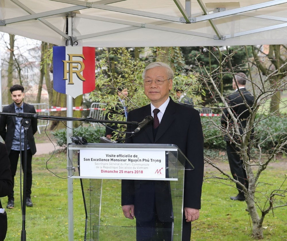 Le secrétaire général Nguyên Phu Trong visite l’Espace Hô Chi Minh au parc municipal.