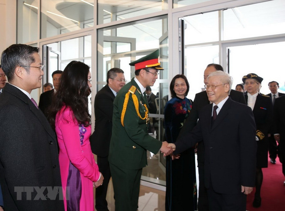 Les ​cadres de l'ambassade ​du Vietnam, ainsi que des représentants de la communauté vietnamienne en France accueillent le secrétaire général Nguyen Phu Trong à l'aéroport d'Orly à Paris.