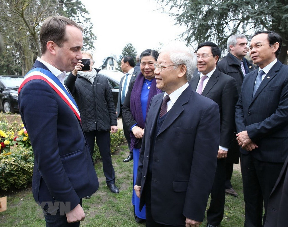 Le maire de la ville, Patrice Bessac, également membre du comité permanent du Parti communiste français (gauche), et le secrétaire général du PCV Nguyên Phu Trong. 