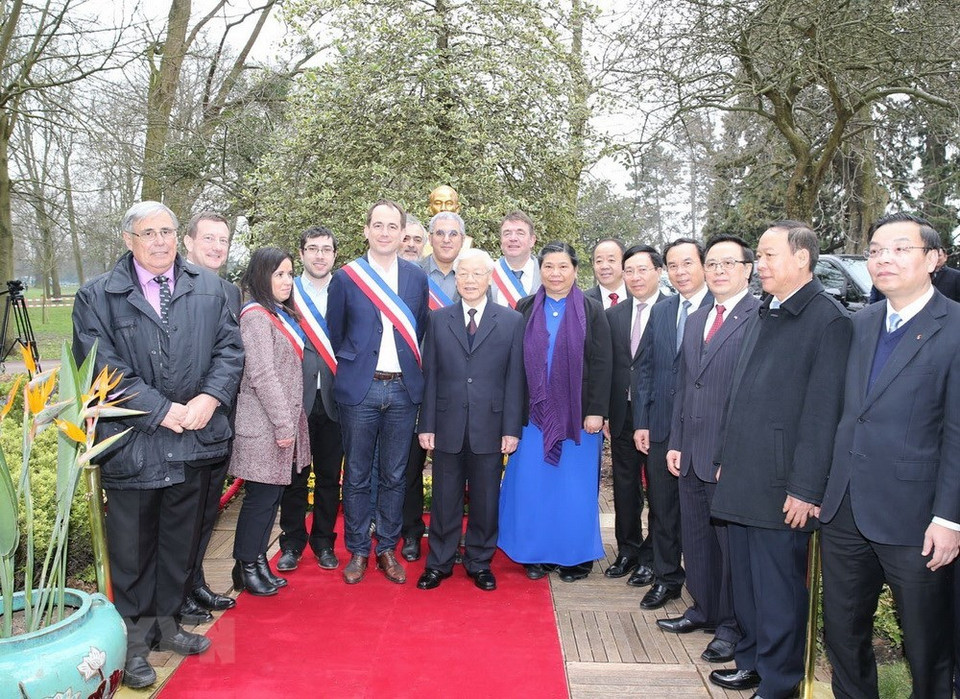 Le secrétaire général du PCV Nguyên Phu Trong (centre) et les délégués vietnamiens et français le 25 mars à Montreuil, en France. 