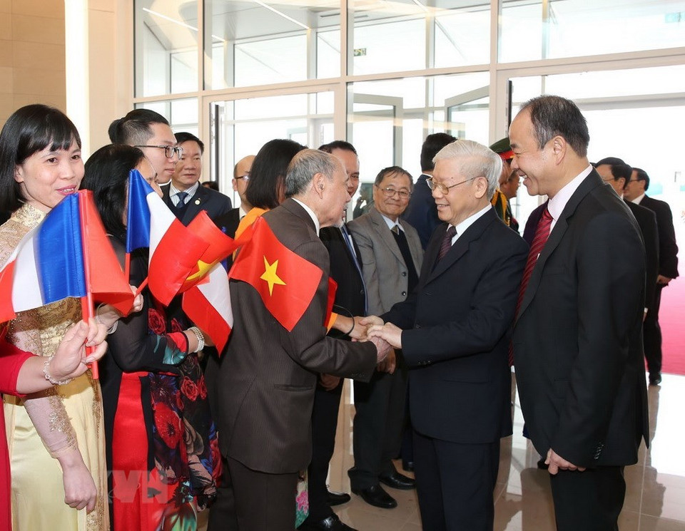Les ​cadres de l'ambassade ​du Vietnam, ainsi que des représentants de la communauté vietnamienne en France accueillent le secrétaire général Nguyen Phu Trong à l'aéroport d'Orly à Paris.