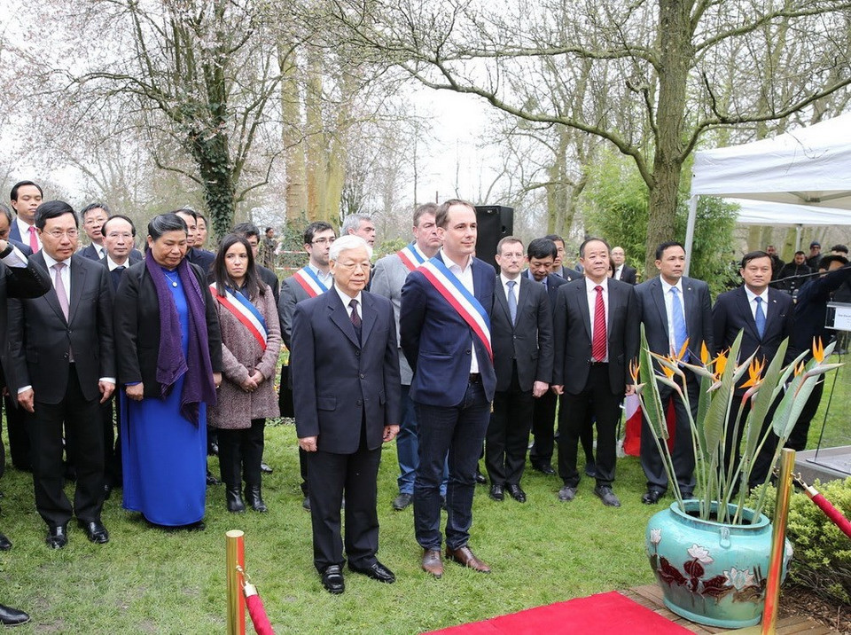 Le secrétaire général Nguyên Phu Trong et les responsables de la ville de Montreuil déposent des gerbes de fleurs devant la statue du président Hô Chi Minh au parc Montréal. 