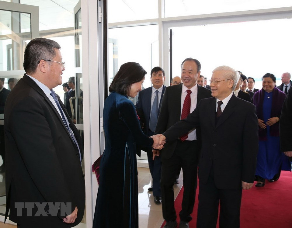 Les ​cadres de l'ambassade ​du Vietnam, ainsi que des représentants de la communauté vietnamienne en France accueillent le secrétaire général Nguyen Phu Trong à l'aéroport d'Orly à Paris.