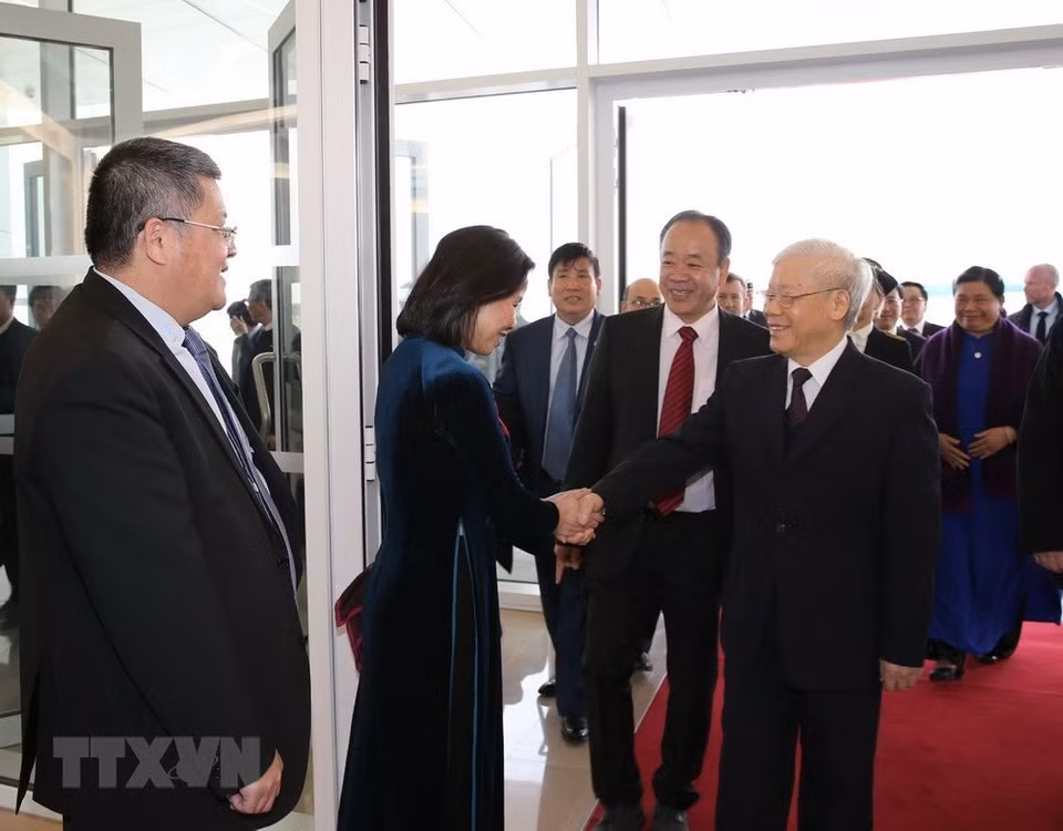 Les ​cadres de l'ambassade ​du Vietnam, ainsi que des représentants de la communauté vietnamienne en France accueillent le secrétaire général Nguyen Phu Trong à l'aéroport d'Orly à Paris.