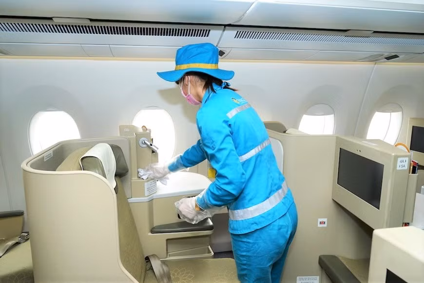 Nettoyage et désinfection de l'avion avant le départ.