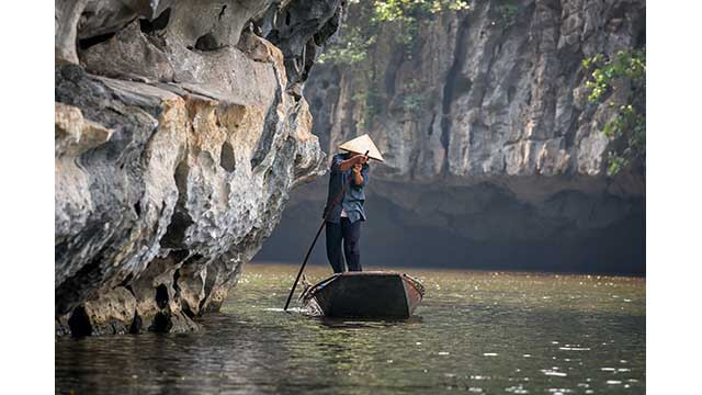 Le photographe Dale Johnson capture l'instant d'un batelier à Tam Côc.