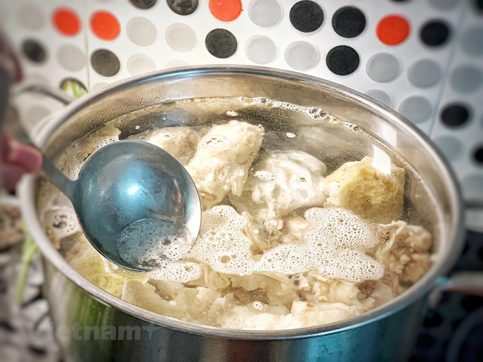 Mettre un cube de bouillon de bœuf (facultatif), laisser mijoter deux heures à feu doux en ajoutant de l’eau pour compléter le niveau d’eau... Ajouter une grosse c. à soupe de sucre de palme ou sucre roux et 3 c. à soupe de nuoc mam... Laisser mijoter encore un peu, retirer du feu et laisser la nuit au frais... Puis retirer la couche de la graisse froide le lendemain formée à la surface... Le "pho" n'est pas simplement un plat délicieux, il est vraiment en train de devenir un "ambassadeur culinaire", contribuant à distinguer la culture vietnamienne auprès des amis internationaux. Il est loué dans toutes les formes d'art : poésie, cinéma, théâtre, peinture... Photo : Vietnamplus 