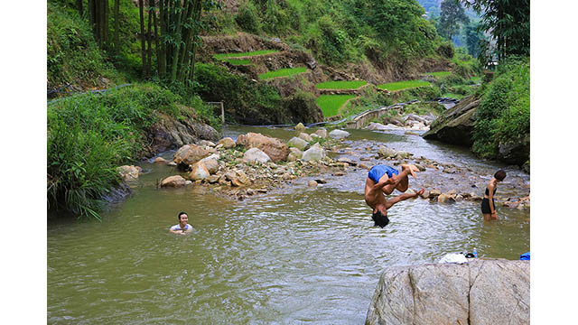 ...ou grimper en amont et s'immerger dans l'eau fraiche de nombreux beaux petits ruisseaux qui descendent des montagnes jusqu'au ruisseau Muong Hoa.