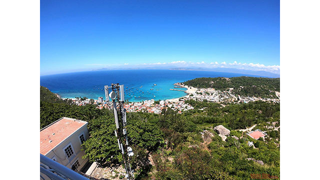Il faut environ 20 minutes aux visiteurs pour parcourir un sentier menant à la station du phare et gravir les 32 marches de l'escalier en colimaçon pour atteindre son sommet.