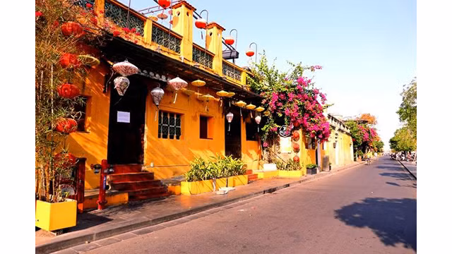 De nombreux magasins, restaurants du vieux quartier sont fermés en raison du manque de visiteurs. Photo: baoquocte.vn 