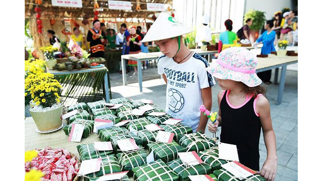 Les petits enfants sont très enthousiasmés en participant au marché.