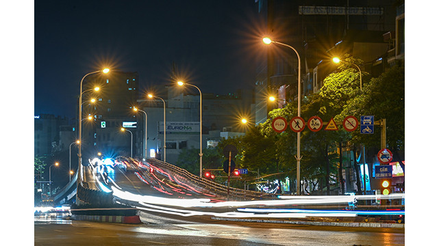 L’auto-pont de Trân Khat Chân à l'intersection des rues Bach Mai et Huê, 6e autopont léger de la capitale, a été inauguré en août 2013. Il fait de plus de 352,4 m de long et est construit avec une structure en acier assemblée, composée de 2 voies pour les voitures et de 2 voies mixtes, avec un investissement total de plus de 181 milliards de dôngs.