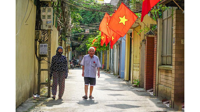 Des drapeaux nationaux jusque dans les ruelles.