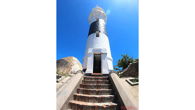 La première destination est le phare de Cu Lao Xanh qui a été construit par les Français il y a plus de 100 ans. Il a une hauteur de 119 m au-dessus du niveau de la mer et sa lumière peut atteindre jusqu'à 50 km.