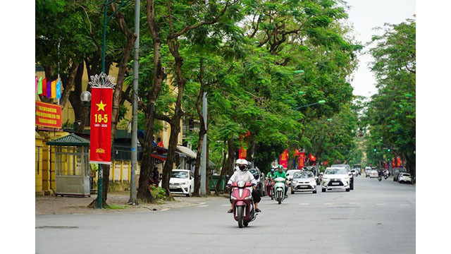 Des drapeaux nationaux, des bannières, des affiches, ect. sont accrochés dans de nombreuses rues de Hanoi pour célébrer le 130e anniversaire du Président Hô Chi Minh.