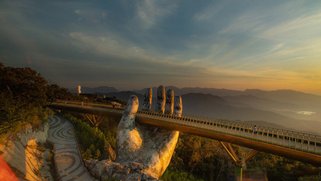 Au lever du soleil, le pont d’or devient encore plus fantaisiste