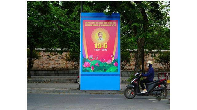 Une grande affiche devant le monument commémoratif de Bac Son.