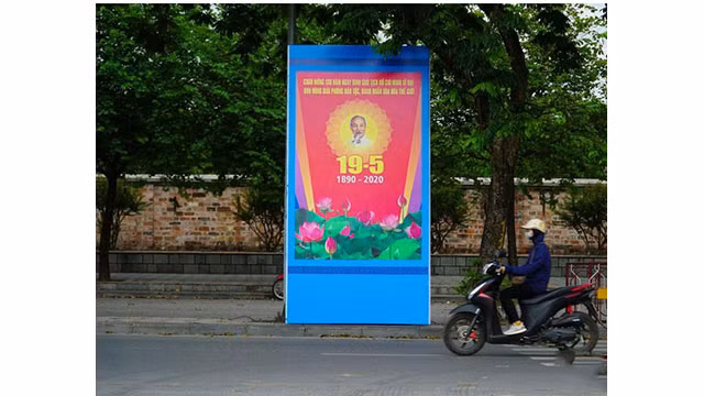 Une grande affiche devant le monument commémoratif de Bac Son.