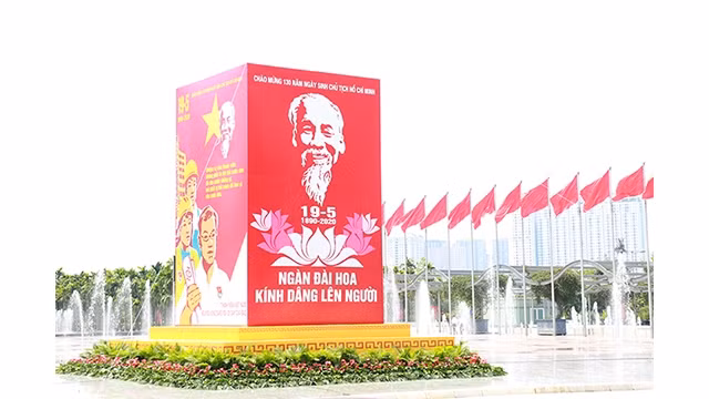 Fleurs et drapeaux en l’honneur du 130e anniversaire du Président Hô Chi Minh. 