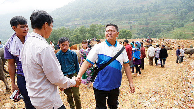 Se réunissant très tôt le matin jusqu’à midi, le marché propose toute sorte de buffles pour la reproduction ou la viande. Les négociations vont bon train, chaque transaction étant finalisée par une poignée de main.