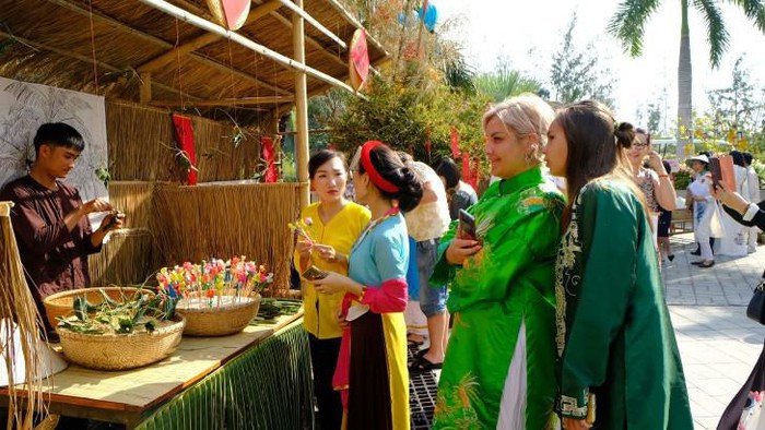 Le Têt traditionnel vietnamien est présenté aux visiteurs étrangers.