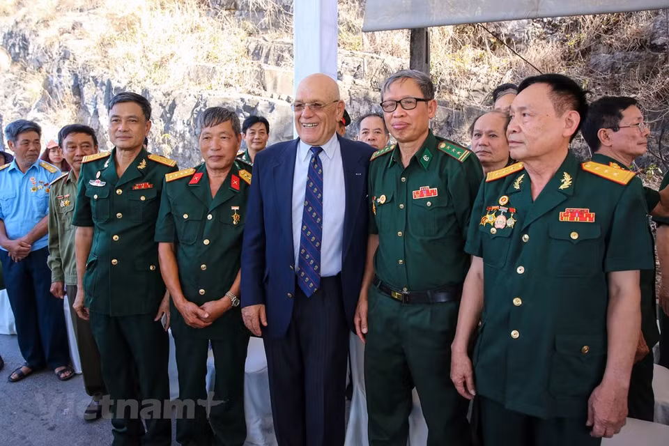 Des Américains quittent le Vietnam par hélicoptère sur le toit d'un immeuble près de l'ambassade des Etats-Unis à Saigon, le 29 avril 1975. À 11h30 du 30 avril 1975, le drapeau révolutionnaire flotta sur le toit du Palais d’Indépendance. La ville de Sài Gon-Gia Dinh fut totalement libérée. La campagne de Hô Chi Minh se termina victorieusement. Dans l’ambiance émouvante où Sài Gon fut libéré, tout le monde chanta la victoire « Comme si l’Oncle Hô se présentait au jour de grande victoire ». Le jour du 30 avril 1975 devient une grande fête de tout le peuple vietnamien. Le matin du 15 mai 1975, des millions de personnes se rassemblèrent sur la place devant le siège du Comité d'administration militaire de Saigon pour assister à la cérémonie de célébration de la victoire.