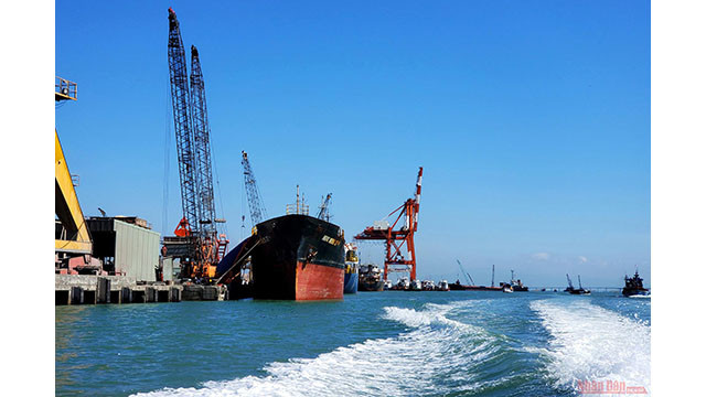 Les visiteurs peuvent prendre un canoë à grande vitesse au prix d'un aller simple de 150.000 dôngs à 200.000 dôngs ou un bateau en bois au prix de 30.000 dôngs par personne.