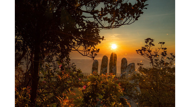 Le Pont d’or est situé à une altitude de 1.414 m avec un design en forme d'arc, soutenu par 2 mains géantes, tendues vers le ciel bleu.