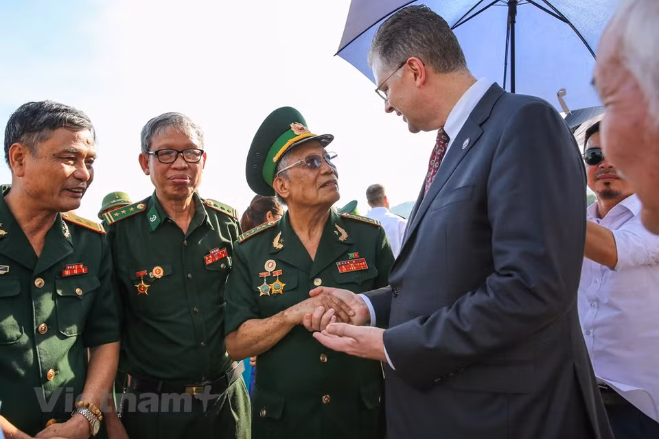 Le diplomate américain s’est déclaré très ému lors de la rencontre avec d’anciens combattants vietnamiens et américains dans la province centrale de Thanh Hoa. « Cette rencontre est le symbole de la réconciliation pour un avenir meilleur. L’année dernière, je me suis rendu au cimetière des héros morts pour le Vietnam de Truong Son et cette année au cimetière de Hô Chi Minh-ville. Par le biais de ces visites, je voulais rendre hommage à tous ceux qui sont tombés au champ d’honneur. J’aimerais profiter de cette occasion pour rappeler les propos du président Bill Clinton alors qu’il a normalisé les relations diplomatiques entre nos deux pays il y a 25 ans : Nous ne devrions pas oublier le passé. Nous ne devrions pas oublier ce qui s’est passé mais nous pouvons coopérer et nous réconcilier pour l’avenir », a-t-il dit.
