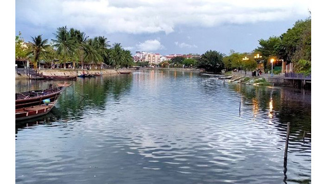 En tant que ville touristique célèbre, Hôi An accueillait chaque année des millions de touristes nationaux et étrangers. Après la fin de la première vague de l’épidémie de Covid-19, la vieille ville a accueilli à nouveau de manière dynamique les touristes nationaux. Puis la deuxième épidémie a éclaté, de nombreux quartiers résidentiels de Hôi An ont été confinés à cause de nombreux cas d’infection au Covid-19, toute la ville de Hôi An a observé la distanciation sociale conformément à la directive 16 du Premier ministre, ses activités touristiques sont devenues plus calmes que jamais.