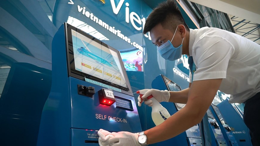 Les bornes automatiques à l'aéroport sont régulièrement désinfectées.