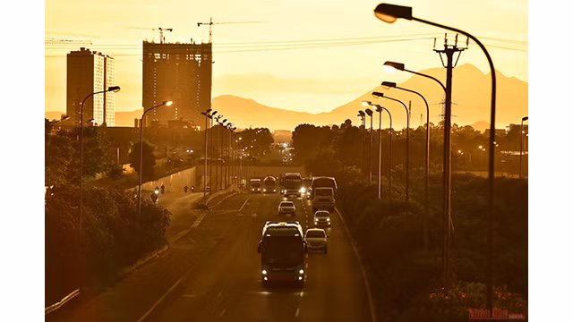 Le coucher de soleil laisse une couleur dorée comme du miel dans l’avenue Thang Long.