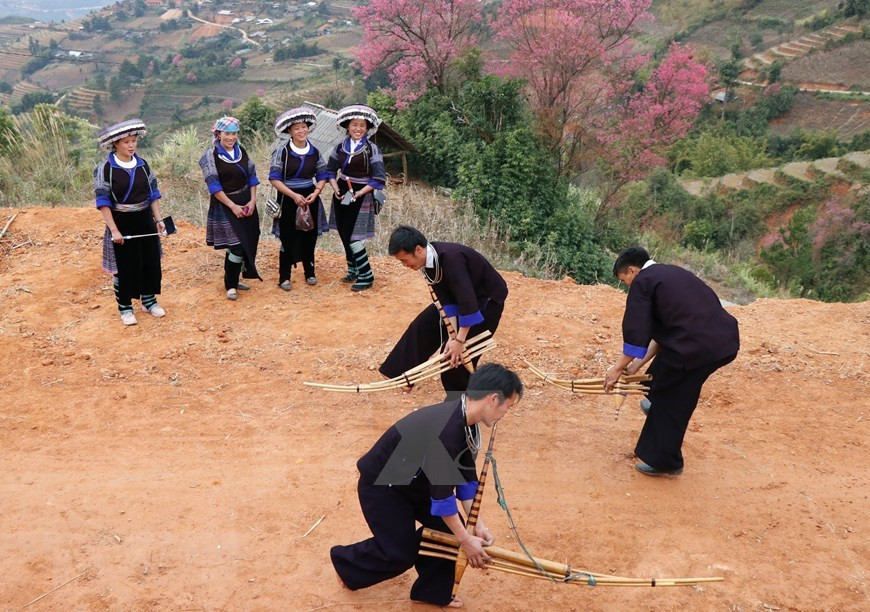 Les populations locales jouent souvent à des jeux traditionnels sous les arbres To Day (Photo: VNA)