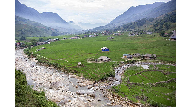 Du bourg de Sa Pa jusqu'à la route provinciale 152, les visiteurs peuvent à peine marcher grâce à la beauté des rizières en terrasses et des toits sur pilotis répartis dans la vallée. Les villages de Ta Van et de Lao Chai sont situés au flanc de la montagne surplombant la vallée Ta Van-Lao Chai, les séparant du monde extérieur.