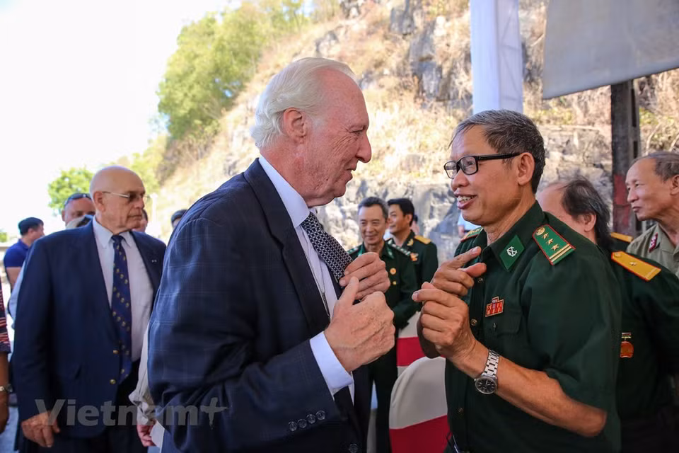Il y a 48 ans, fin décembre 1972, l’armée et la population du Nord Vietnam réussissaient à tenir en échec l’armée américaine lors de la plus grande offensive aérienne jamais lancée contre certaines localités du Nord. La guerre du Vietnam est un jalon très important dans l’histoire des États-Unis. Elle est aussi un tournant dans les relations entre le peuple américain et son gouvernement, et un changement de vue sur la Guerre froide qui a été à l’origine de l’intervention américaine au Vietnam. Quarante cinq ans après la fin de la guerre, les Américains semblent mieux assumer leur défaite. Cela ne fait que mettre en évidence cette réalité : gare à tous ceux qui auraient l’intention d’attaquer le Vietnam!
