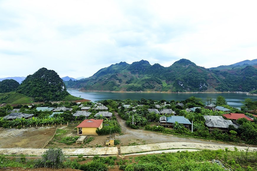 Les montagnes et rivières créent des paysages harmonieux.
