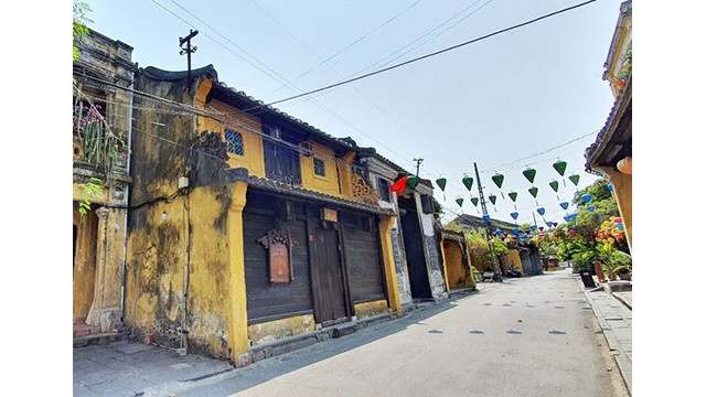 Les célèbres restaurants, hôtels, cafés, restaurants de spécialités de Hôi An sont tous fermés. Les attractions et les sites touristiques sont également temporairement fermés, de nombreux commerces dans la rue sont également fermées, les rues sont désertes...