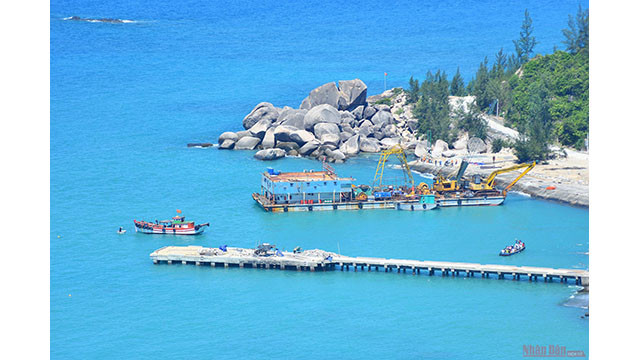 L'île de Cu Lao Xanh impressionne les visiteurs grâce à sa beauté avec le «bleu» du ciel, de l'eau et de la végétation sur l’île.