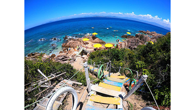 Bien que les plages de l'île soient petites, l'eau de mer est pure et bleue comme le saphir; pendant ce temps, le sable est lisse et doux. Les équipes de secours et les guides touristiques de l’île sont tous professionnels et enthousiastes.