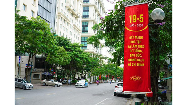 Les rues principales et les zones peuplées de la capitale sont décorées de bannières, de drapeaux rouges à l’étoile jaune, de panneaux et d'affiches, ect. afin de marquer en grandes pompes l'anniversaire de l'Oncle Hô.