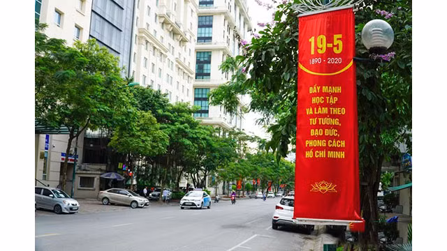Les rues principales et les zones peuplées de la capitale sont décorées de bannières, de drapeaux rouges à l’étoile jaune, de panneaux et d'affiches, ect. afin de marquer en grandes pompes l'anniversaire de l'Oncle Hô.