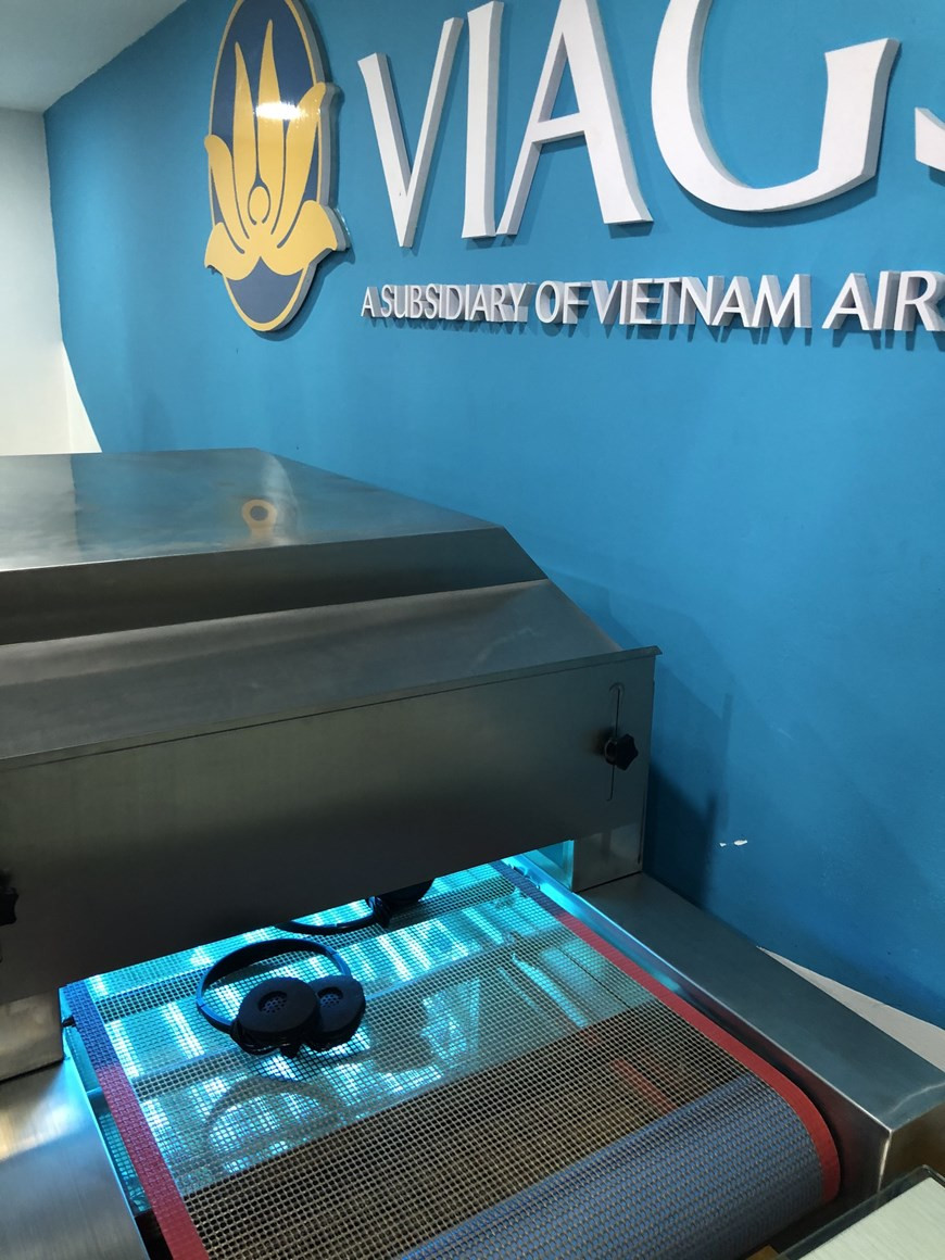 Désinfection des écouteurs aux rayons ultraviolets.