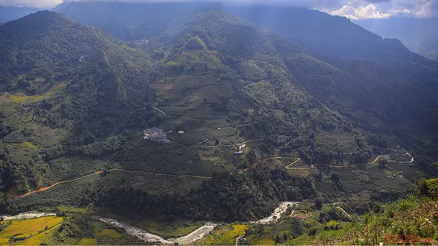 Dans la commune Y Ty, les visiteurs peuvent se rendre au pont de Thiên Sinh ou continuer vers la vallée de Ngai Thâu.