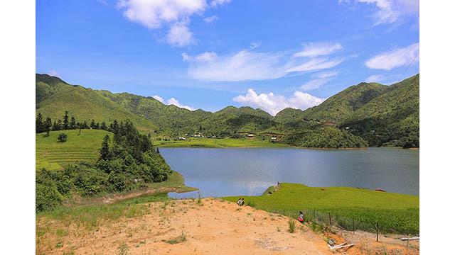 Ils peuvent également découvrir d'autres lieux attrayants autour des villages Ta Van et de Lao Chai, tels que la conduite d'une moto jusqu'au lac Seo My Ty et la visite des villages d’Y Linh Hô et Hâu Thào.