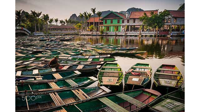 Un embarcadère à Ninh Binh. Ces dernières années, Ninh Binh a fortement investi dans la promotion du tourisme et a attiré beaucoup d'attention des touristes nationaux et étrangers. Photo : Michał Michna.