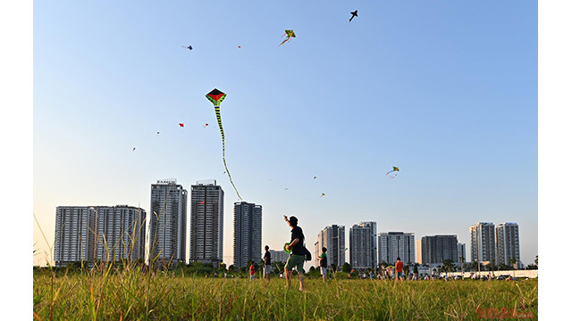 Lorsque le soleil se couche, les gens commencent à sortir pour profiter de l'atmosphère plus fraîche. 