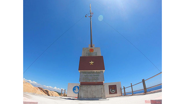 La tour mesure 22,66 m de haut et porte le nom, la longitude et la latitude de l’île. Il y a deux bas-reliefs avec le logo de l’Union de la jeunesse communiste de Hô Chi Minh et de l’Association des étudiants du Vietnam.