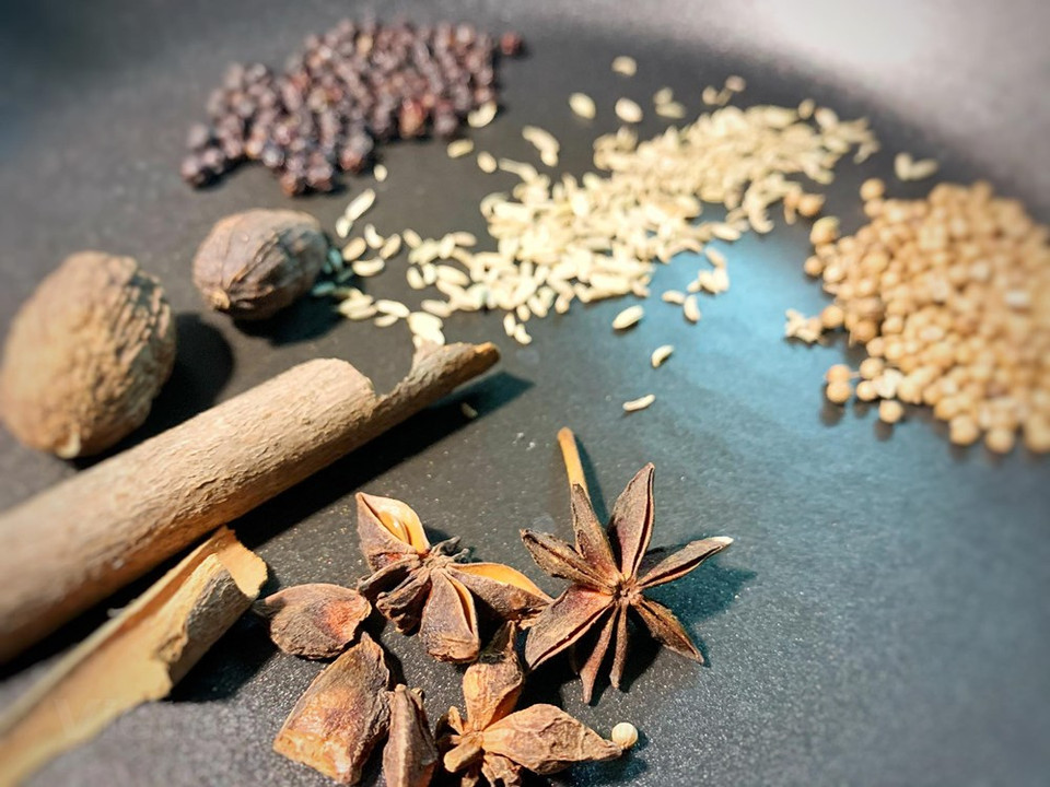 Les ingrédients indispensables pour faire un bouillon pur et doux: étoiles de badiane, bâton de cannelle, gingembre émincé, oignon piqué de 5 clous de girofle, graines de coriandre, écorce d’orange... Sa saveur est incomparable. Le pho (soupe de nouilles à la viande de bœuf ou de poulet) exhale un parfum subtil et harmonieux, a commenté le journaliste de CNN. Le plat est considéré comme l’un des plus nutritifs au Vietnam ainsi que le meilleur remède contre la gueule de bois. Photo : Vietnamplus 