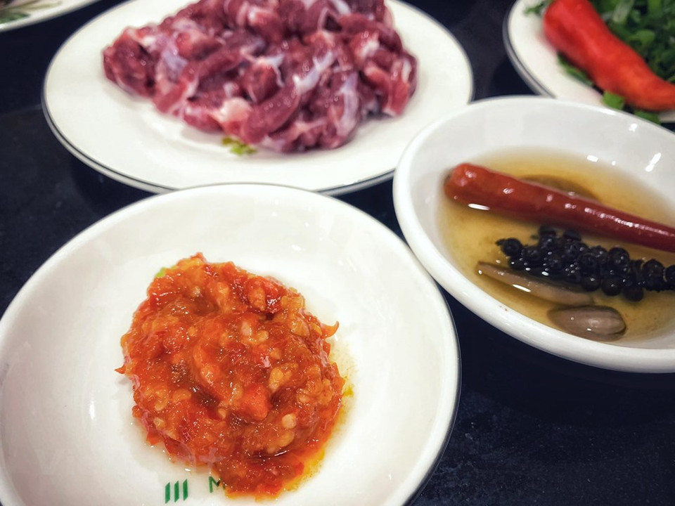 Le pho (soupe de nouilles à la viande de bœuf ou de poulet) est un très bon plat à déguster une fois arrivé au Vietnam. Les ingrédients principaux du pho sont des pâtes de riz, du bouillon, de la viande de bœuf ou de poulet, accompagnés d'un peu de poivre, de citron et d’oignon émincé. Ce met est un plat traditionnel et typique de la gastronomie vietnamienne. On le consomme souvent au petit déjeuner, n’importe où, que ce soit dans les restaurants, les hôtels de luxe ou sur un trottoir à un prix défiant toute concurrence. Photo : Vietnamplus